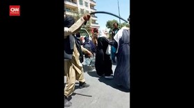 VIDEO: Milisi Taliban Cambuk Perempuan saat Demo di Kabul