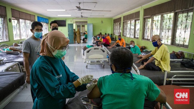 DKI Jakarta sejak awal cakupan vaksinasi covid-19 selalu menjadi tertinggi. Namun ada banyak daerah yang cakupan vaksinasinya masih sangat rendah.