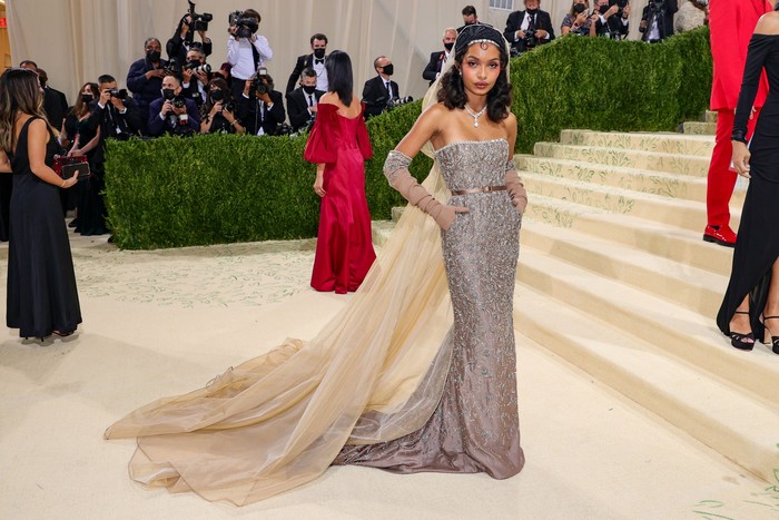 Aktris Yara Shahidi memilih gaun klasik dengan detail trained karya Dior. Foto: Getty Images