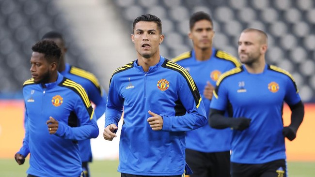 Setelah melalui banyak drama Cristiano Ronaldo akhirnya untuk kali pertama menjalani latihan bersama Manchester United di tengah kabar ingin hengkang.
