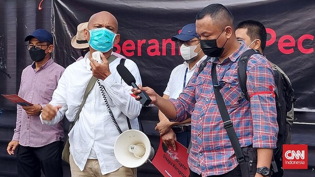 Fungsi jangka pendek kantor darurat pemberantasan korupsi di depan Gedung KPK adalah untuk memberikan advokasi kepada 57 pegawai KPK yang tak lulus TWK.