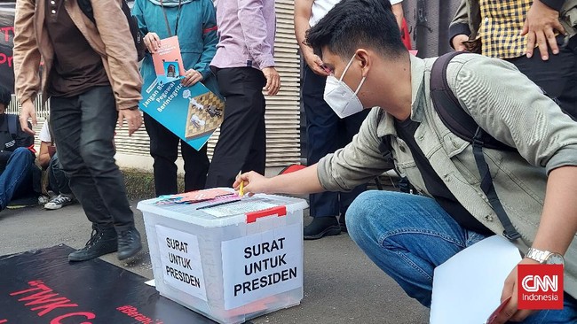 Saat tersisa tiga hari bagi puluhan pegawai KPK tak lolos TWK sebelum dipecat, Presiden Jokowi dinilai belum mengeluarkan kebijakan yang antikorupsi.