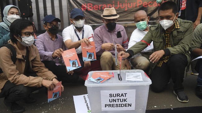 Komitmen DPR memperkuat KPK dipertanyakan karena diam soal adanya abuse of power untuk 57 pegawai tak lolos TWK dan terancam dipecat.