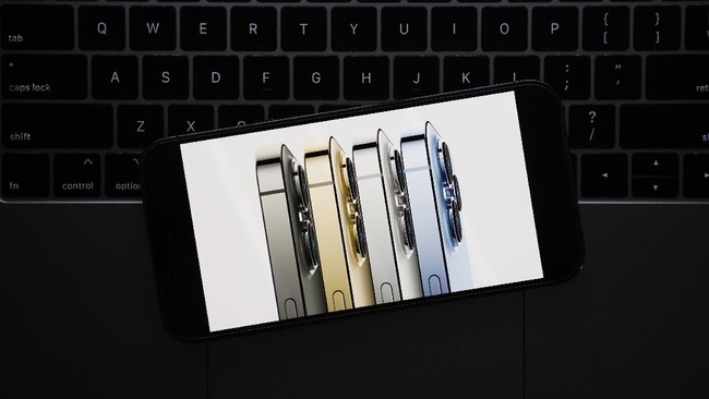 Ponsel iPhone 12 dan iPhone 13 punya sejumlah perbedaan dari sisi spesifikasi teknis dan harga.