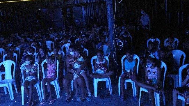 FOTO: Keriaan Bocah Rio de Janiero Nobar Film