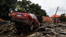 FOTO: Jungkir Balik Mobil-mobil Nigeria Diterjang Banjir