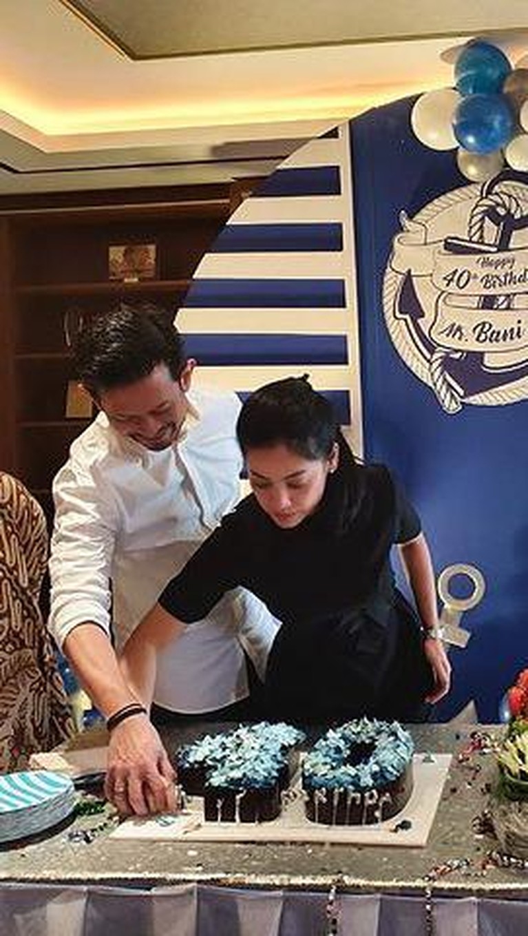 Batal Cerai, Intip Lagi Kemesraan Lulu Tobing dan Bani Mualana Mulia Gugatan cerai Lulu Tobing untuk sang suami Bani Maulana Mulia resmi di tolak. Yuk kita tengok lagi kemesraan mereka!