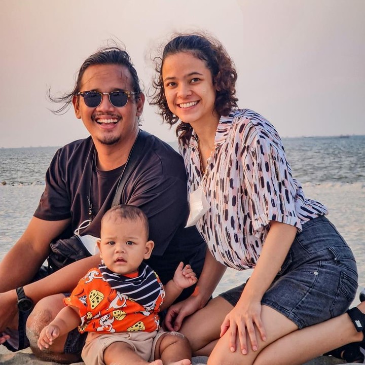 <p>Cantika Felder kerap membawa sang putra berlibur di sela-sela kesibukan. Potret ini adalah momen pertama Janta mengunjungi pantai. Gemas sekali ya? (Foto: Instagram @cantikafelder)</p>