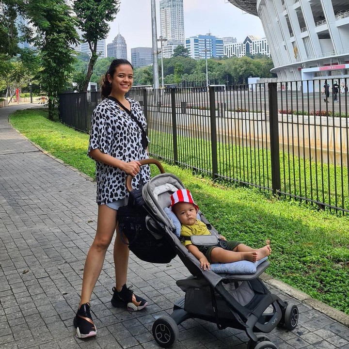<p>Sudah jadi Bunda satu anak, Cantika Felder tetap terlihat kece di setiap kesempatan nih. Model berusia 31 tahun itu tampil fresh ketika membawa buah hatinya jalan-jalan. (Foto: Instagram @cantikafelder)</p>