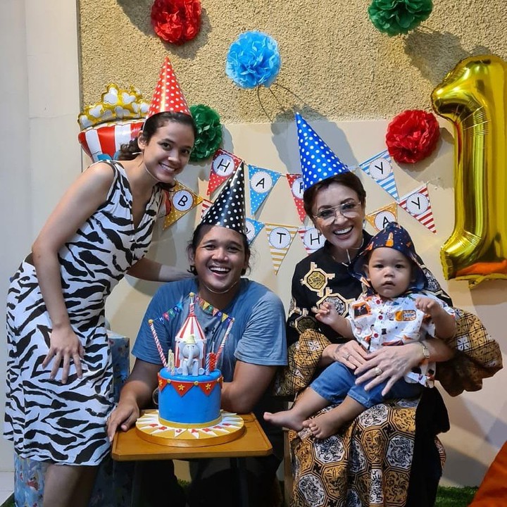 <p>Cantika Felder dan suaminya belum lama ini membuat pesta ulang tahun kecil-kecilan untk sang putra. Ibunda Cantika, Minati Atmanagara turut menghadiri acara ulang tahun Janta. (Foto: Instagram @cantikafelder)</p>