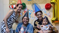 <p>Belum lama ini, Cantika Felder dan sang suami membuat pesta ulang tahun kecil-kecilan untuk sang putra. Ibunda Cantika, Minati Atmanagara, juga turut menghadiri acara ulang tahun Janta. (Foto: Instagram @cantikafelder)</p>