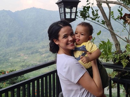 7 Potret Cantika Eks Penyanyi Cilik, Putri Minati Atmanagara yang Sudah Jadi Bunda