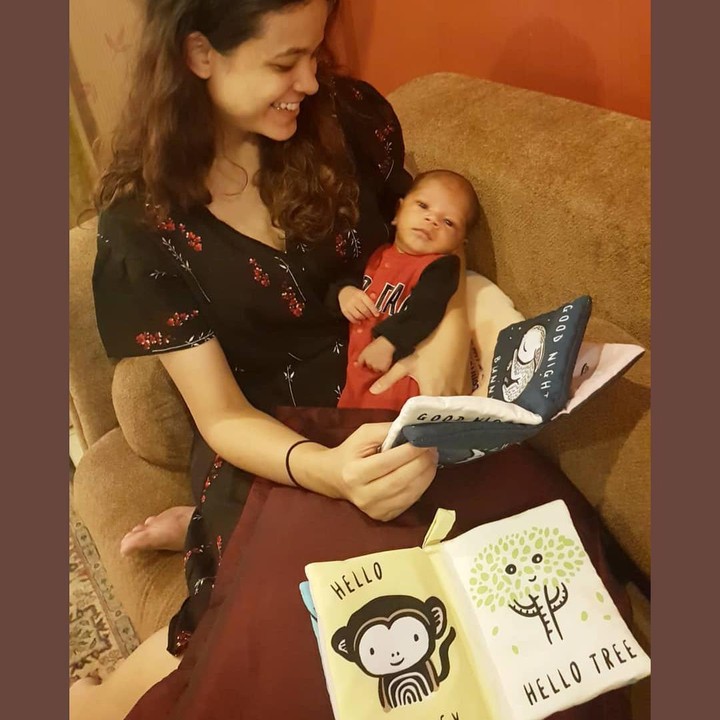 <p>Setelah menjadi Bunda, Cantika terlihat semakin memesona ketika momong Si Kecil. Tengok saja potretnya ketika sedang membacakan buku untuk Janta yang masih bayi. (Foto: Instagram @cantikafelder)</p>