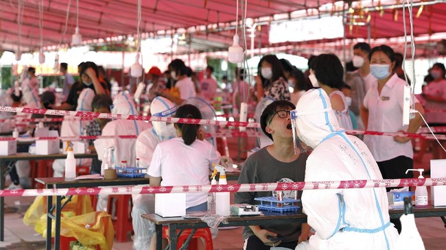 China berencana mengambil sampel darah puluhan ribu warga WUhan untuk meneliti asal usul Covid-19.