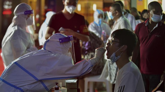 China mendeteksi kasus kedua Covid-19 varian Omicron. Pasien Covid-19 itu terdeteksi terinfeksi corona varian Omicron setelah karantina selama dua pekan.
