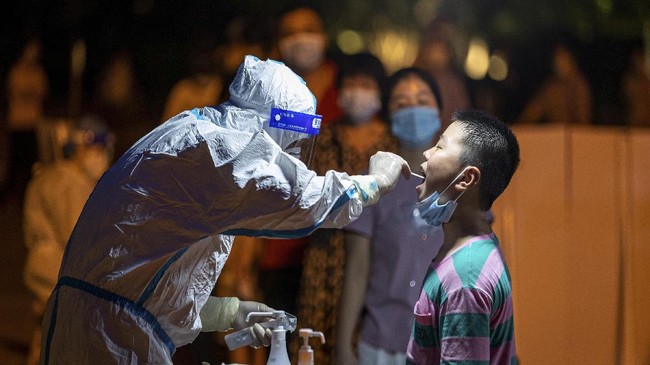 Pemerintah mendorong peningkatan akses testing Covid-19 guna mengendalikan pandemi, antara lain dengan penetapan harga tes RT-PCR yang lebih terjangkau.