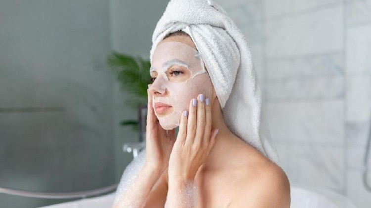 Ingin punya kulit wajah kenyal, lembap dan terhidrasi maksimal, Bunda? Jangan lupa rutin gunakan skincare dengan kandungan hyaluronic acid, ya!