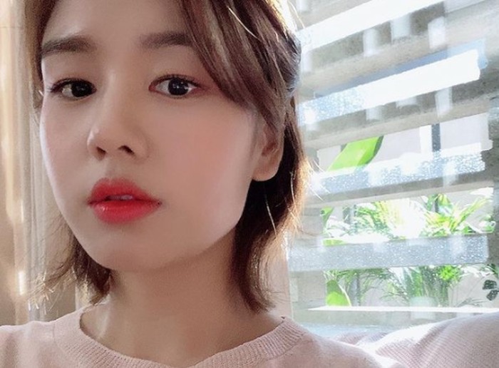 Ia memulai debut di layar kaca pada tahun 2018 lalu, melalui drama yang berjudul Life. Saat itu, ia masih mendapatkan peran kecil, yaitu sebagai salah satu staff di sebuah klinik kecantikan./Foto: instagram.com/eunjin___a