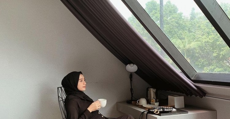DESAIN RUMAH 2 LANTAI MINIMALIS MODERN: ATAP TRANSPARAN Rencana renovasi rumah minimalis menjadi dua lantai? Mungkin bisa mempertimbangkan beberapa ide desain rumah dua lantai minimalis modern yang kekinian ini.