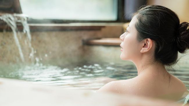 Pemimpin dari komplotan pria mesum itu telah menjalankan aksi merekam dan memotret wanita di onsen selama 30 tahun di 46 prefektur berbeda di Jepang.
