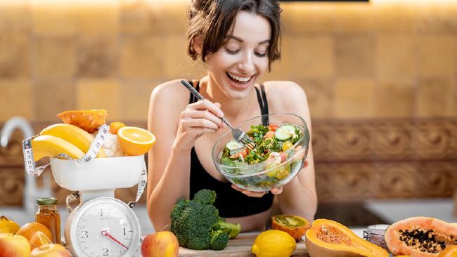 Diet yang tepat bisa membantu Anda membangun kekebalan tubuh terutama di masa pandemi saat ini. Ada beberapa menu diet sehat lawan omicron yang bisa diterapkan.