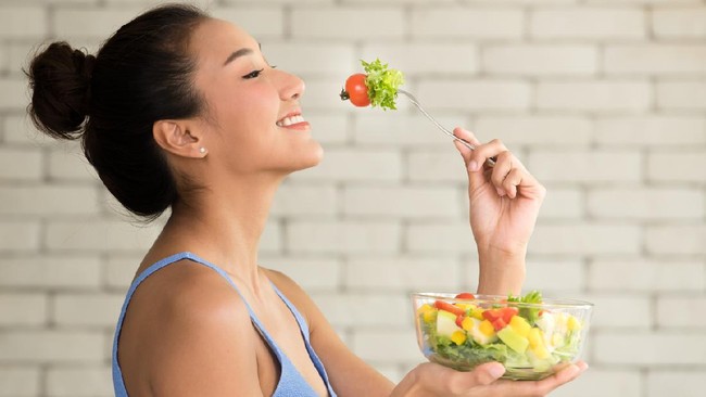 Makan Sebelum atau Sesudah Olahraga? Makan dulu atau olahraga dulu? Anda mungkin kebingungan saat hendak mengambil keputusan, apakah harus makan dulu atau makan nanti setelah selesai berolahraga?