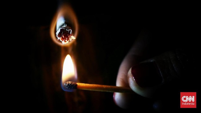 Pengamat menyebut lesunya kinerja industri rokok, salah satunya Gudang Garam dipicu 4 faktor; penurunan daya beli, pergeseran selera, kenaikan cukai, kampanye.