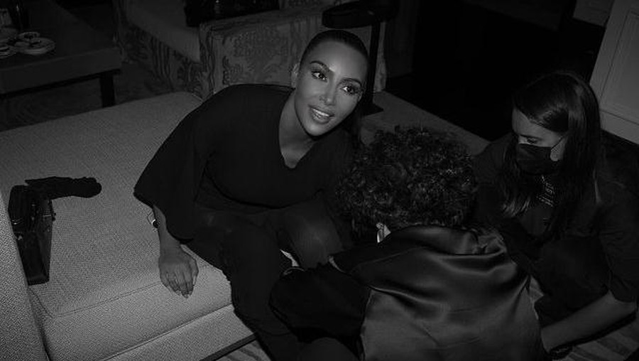 Kim Kardashian menjadi perhatian publik saat menghadiri Met Gala 2021 karena busana yang ia kenakan. Yuk intip!