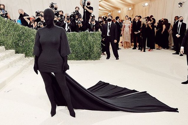 Inip Penampilan Kim Kardashian di Met Gala 2021 yang Jadi Sorotan Kim Kardashian menjadi perhatian publik saat menghadiri Met Gala 2021 karena busana yang ia kenakan. Yuk intip!