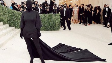 Kim Kardashian Jadi Olok-olokan Netizen Karena Busananya Di Met Gala 2021
