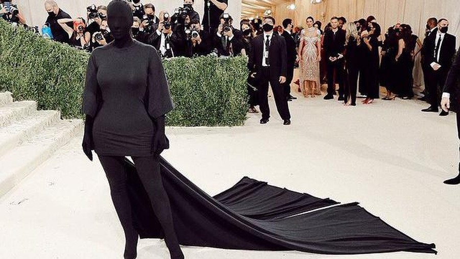 Kim Kardashian menjadi perhatian publik saat menghadiri Met Gala 2021 karena busana yang ia kenakan. Yuk intip!