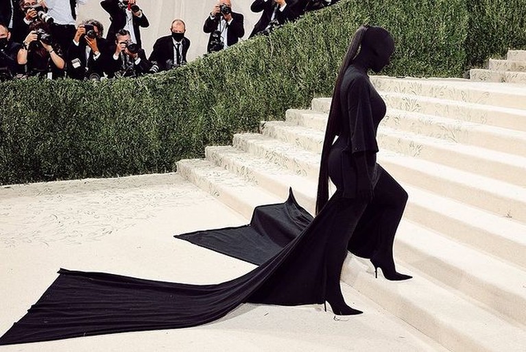 Inip Penampilan Kim Kardashian di Met Gala 2021 yang Jadi Sorotan Kim Kardashian menjadi perhatian publik saat menghadiri Met Gala 2021 karena busana yang ia kenakan. Yuk intip!