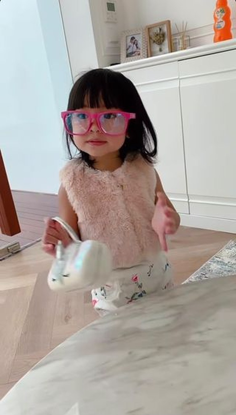 Intip Potret Gaya Alea Putri Raditya Dika yang Semakin Modis Alea putri sulung Raditya Dika kini berusia 2 tahun memiliki penampilan modis dan feminim. Yuk intip potretnya!