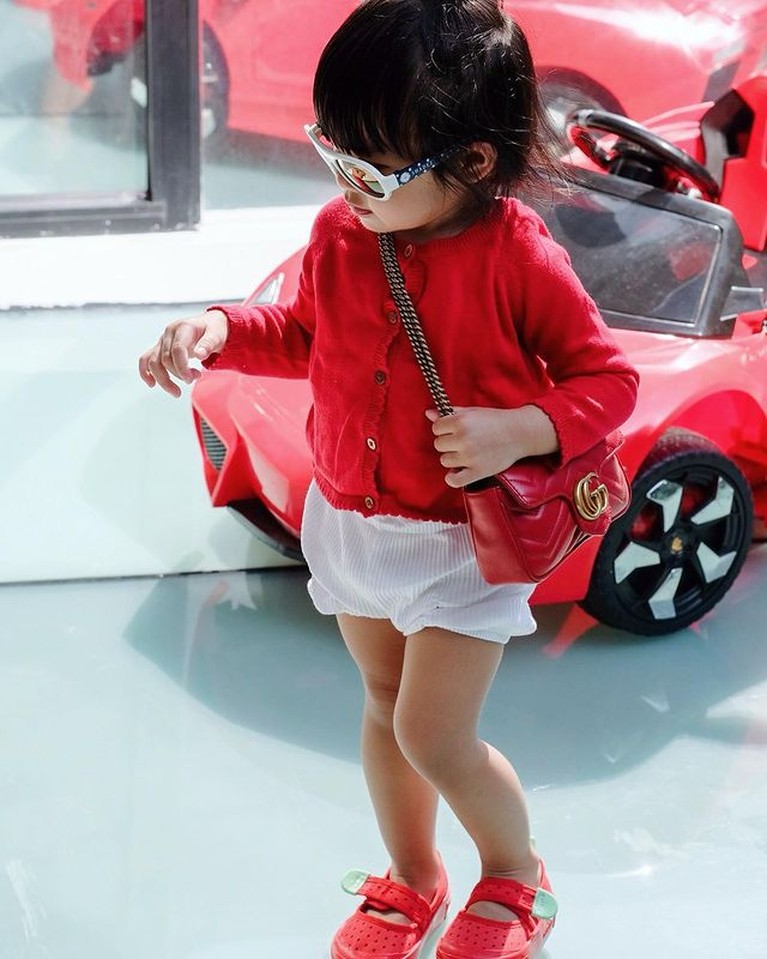 Intip Potret Gaya Alea Putri Raditya Dika yang Semakin Modis Alea putri sulung Raditya Dika kini berusia 2 tahun memiliki penampilan modis dan feminim. Yuk intip potretnya!