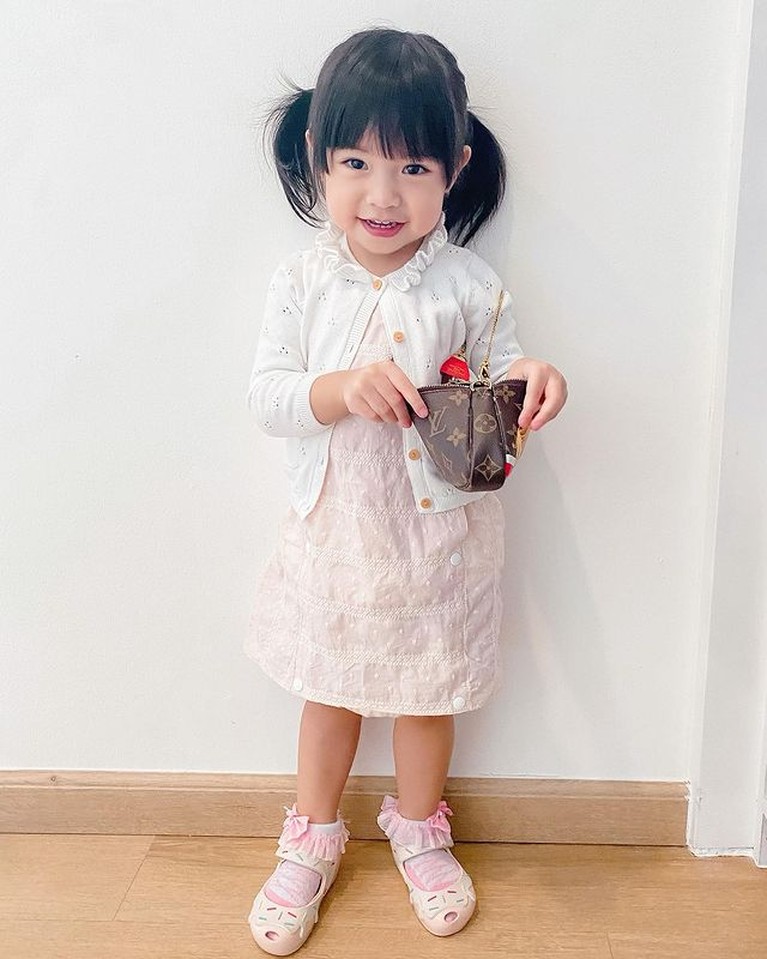 Intip Potret Gaya Alea Putri Raditya Dika yang Semakin Modis Alea putri sulung Raditya Dika kini berusia 2 tahun memiliki penampilan modis dan feminim. Yuk intip potretnya!
