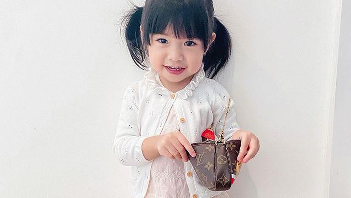 Alea putri sulung Raditya Dika kini berusia 2 tahun memiliki penampilan modis dan feminim&period; Yuk intip potretnya&excl;