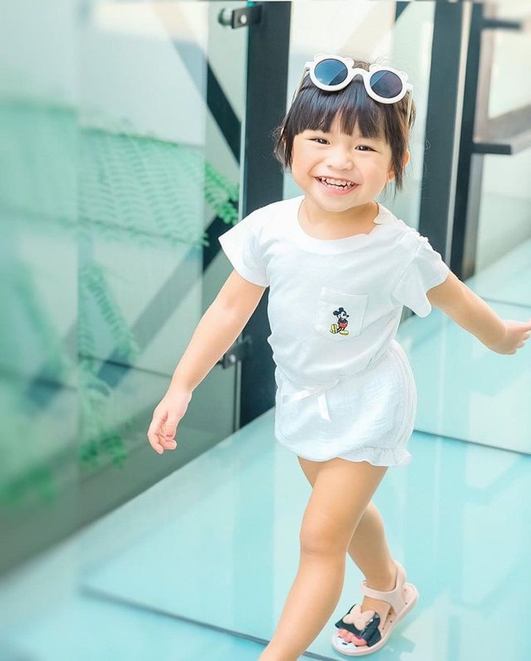 Intip Potret Gaya Alea Putri Raditya Dika yang Semakin Modis Alea putri sulung Raditya Dika kini berusia 2 tahun memiliki penampilan modis dan feminim. Yuk intip potretnya!