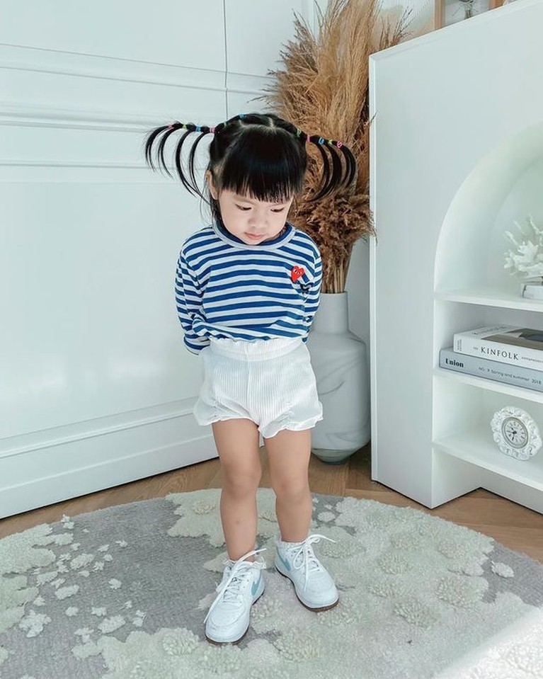 Intip Potret Gaya Alea Putri Raditya Dika yang Semakin Modis Alea putri sulung Raditya Dika kini berusia 2 tahun memiliki penampilan modis dan feminim. Yuk intip potretnya!