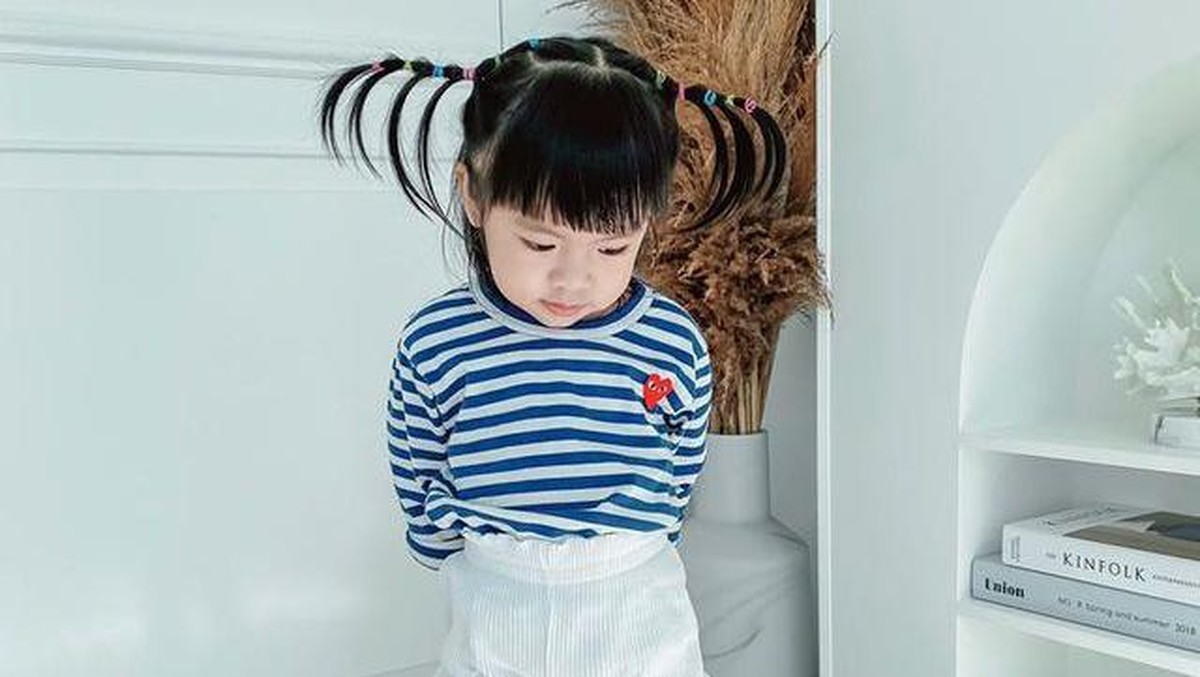 Alea putri sulung Raditya Dika kini berusia 2 tahun memiliki penampilan modis dan feminim&period; Yuk intip potretnya&excl;