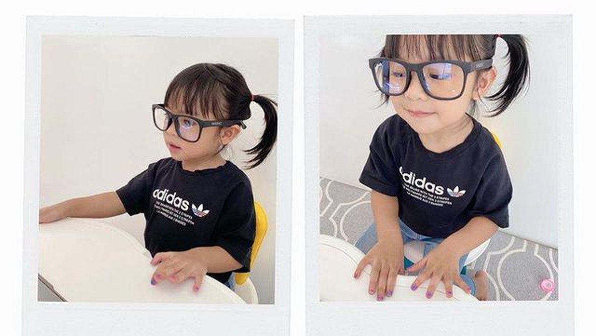 Alea putri sulung Raditya Dika kini berusia 2 tahun memiliki penampilan modis dan feminim&period; Yuk intip potretnya&excl;