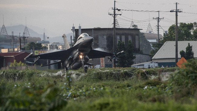 Taiwan menggelar latihan jet tempur yang mendarat di landasan pacu darurat di jalan raya, Rabu (15/9), untuk antisipasi menghadapi serangan China.