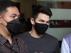 Jonathan Frizzy Masih Perhatikan Dhena Devanka yang Positif Corona
