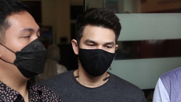 img-title Mantap Cerai, Mengapa Ijonk Masih Tinggal Bersama Dhena Devanka?