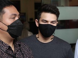 Jonathan Frizzy Kukuh Ingin Cerai dari Dhena Devanka
