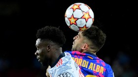 Sempat Muntah, Alba Dipaksa Main di Barcelona vs Bayern