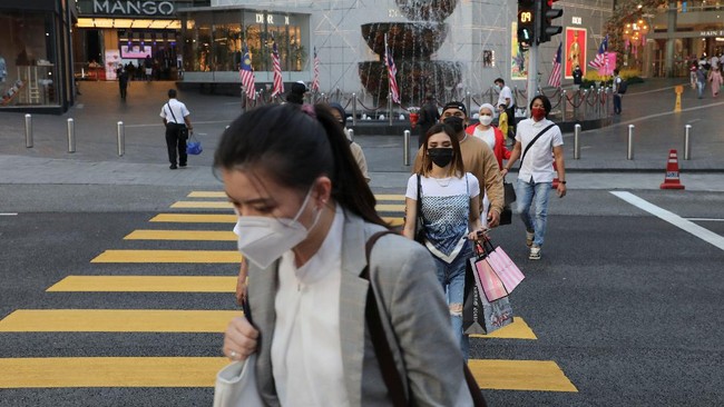 Malaysia sangat menganjurkan warga kembali memakai masker mereka di tengah kerumunan menyusul lonjakan kasus Covid-19 akibat penyebaran subvarian Omicron XBB.