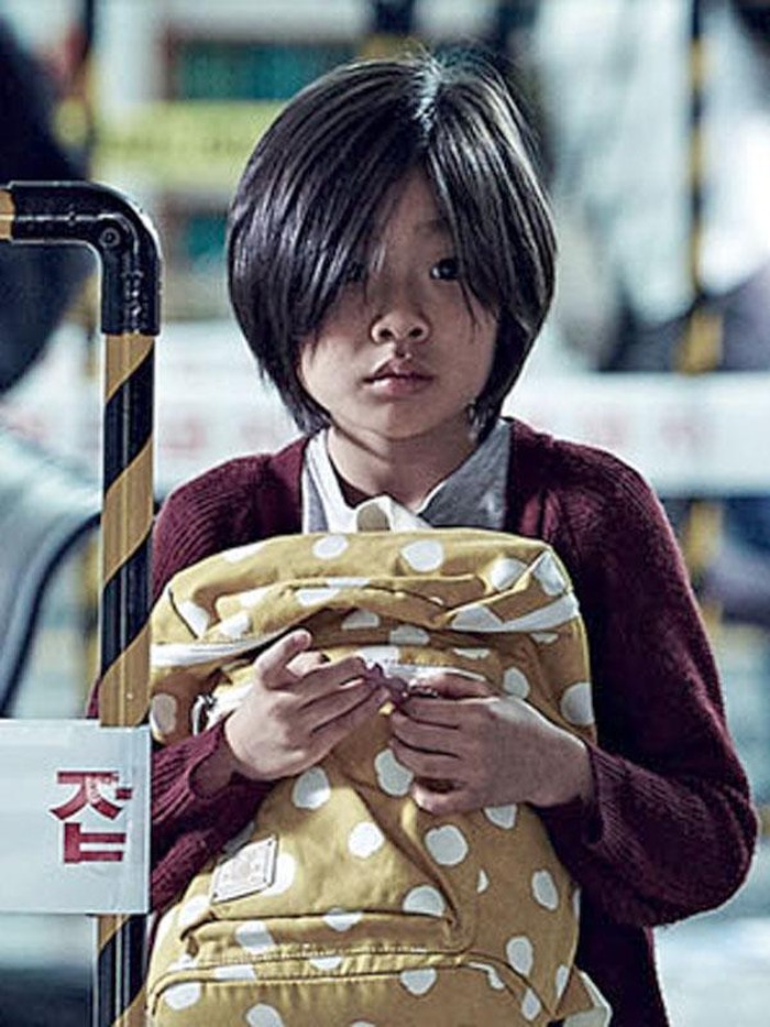 Dalam film Korea tersebut, ia berperan sebagai Seo Soo An, anak perempuan dari Seo Seok Woo yang diperankan oleh Gong Yoo. Potretnya kala itu dengan rambut pendek terlihat boyish namun tetap imut, ya!/Foto: allocine.fr