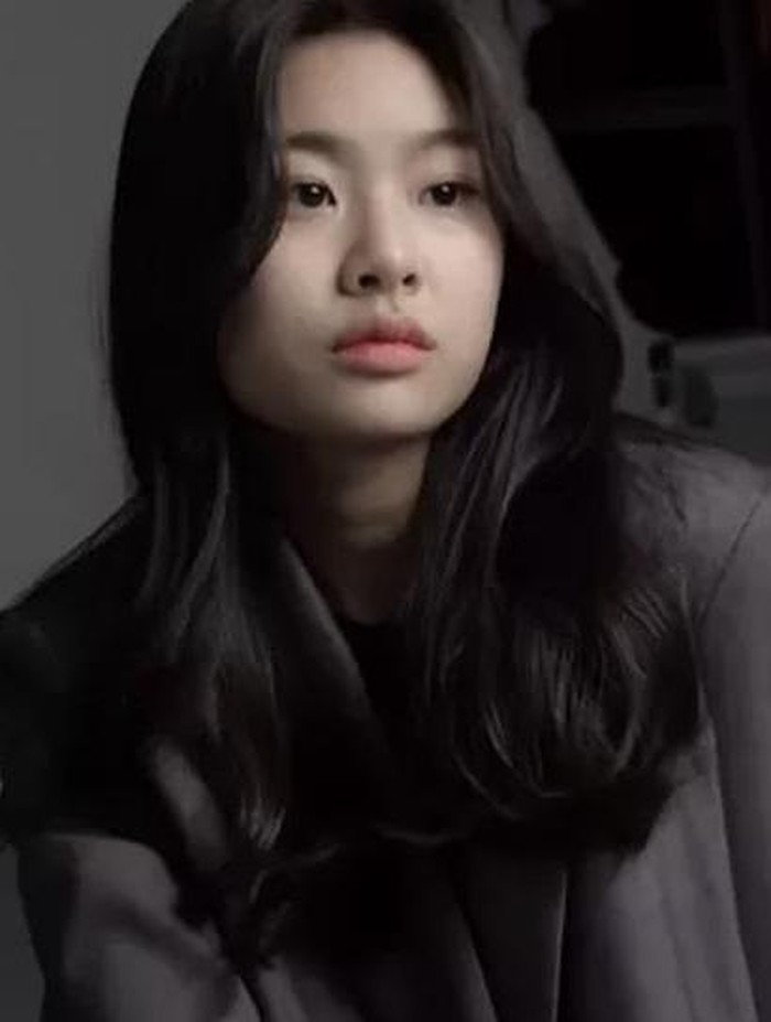 Belum lama ini, netizen dihebohkan dengan foto-foto Kim Su An yang rilis di internet. Gadis cilik ini telah bertransformasi menjadi remaja dengan gaya yang kalem dan feminin. Dengan rambut panjang bergelombang, Kim Su An terlihat cantik banget, ya!/Foto: koreaboo.com