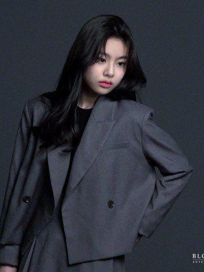 Telah menginjak usia 15 tahun, Kim Su An tampil cantik dalam pemotretan untuk foto profil di agensi barunya, Blossom Entertainment. Bahkan, gaya fashion-nya sudah terlihat stylish banget di usia remajanya./Foto: Courtesy of Blossom Entertainment