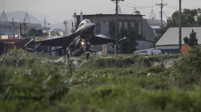 Tim penyelamat Taiwan pada Rabu (12/1) menemukan bangkai jet tempur tercanggih F-16V yang jatuh di laut.